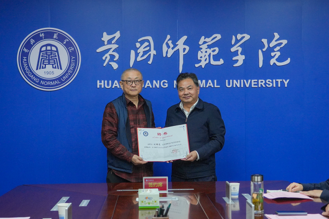 当代文学名家刘醒龙向黄冈师范学院捐赠珍贵文献 共建“刘醒龙文学馆”