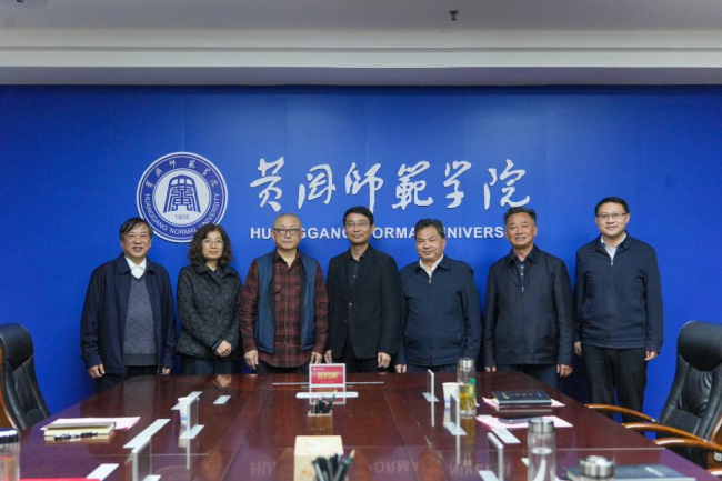 当代文学名家刘醒龙向黄冈师范学院捐赠珍贵文献 共建“刘醒龙文学馆”