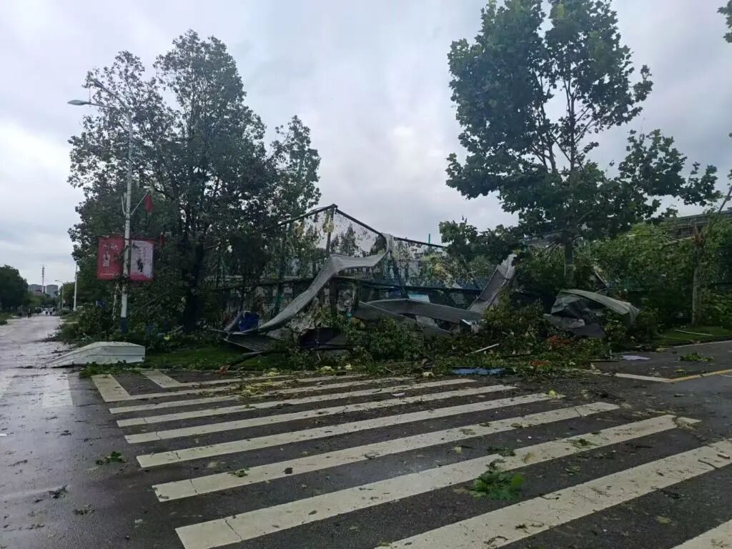 龙卷风穿过黄冈师范学院:最大风速超过15级,有学生抵住宿舍门合力抗风 龙卷风穿过黄冈师范学院:最大风速超过15级,有学生抵住宿舍门合力抗风