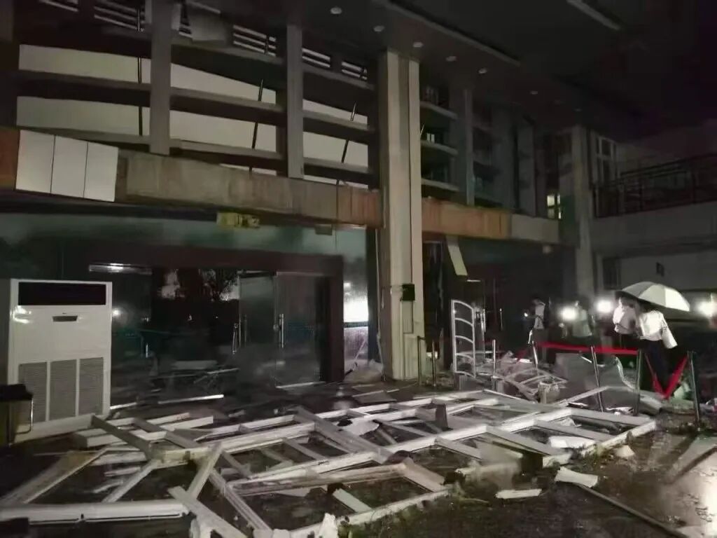 龙卷风穿过黄冈师范学院:最大风速超过15级,有学生抵住宿舍门合力抗风 龙卷风穿过黄冈师范学院:最大风速超过15级,有学生抵住宿舍门合力抗风