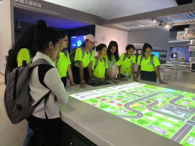 跨越山海赴江城 共架中斯友谊桥 黄冈师范学院斯里兰卡研学营走进武汉光谷沉浸式体验中国科技
