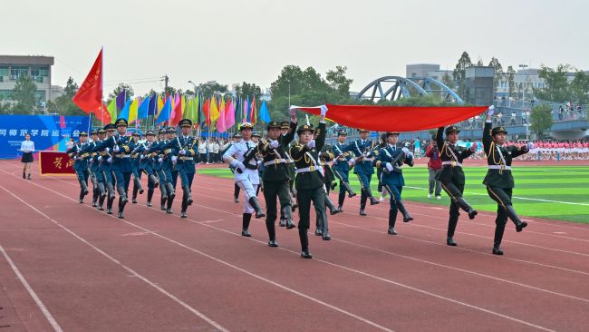 龙狮腾跃 同心共舞 黄冈师范学院2026年秋季运动会开幕