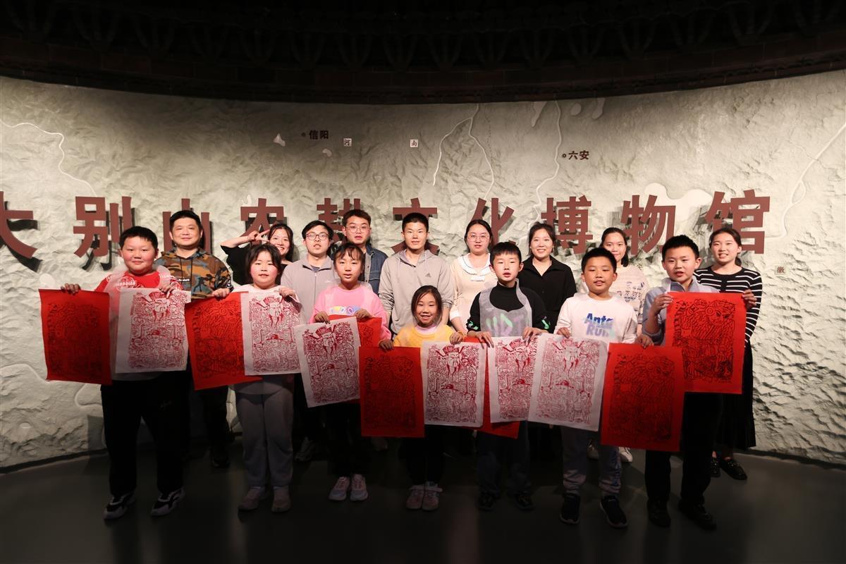 市民参观黄冈师范学院校内的大别山农耕文化博物馆.jpg