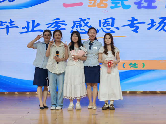 破防封神!宿管阿姨全员登台,这才是毕业礼最暖的顶配