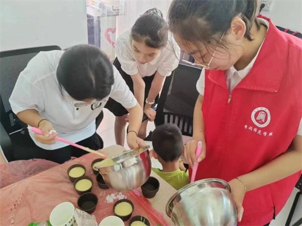 做蛋糕,教绘画,黄冈师范学院暑期社会实践活动丰富多彩_fororder_图片1112